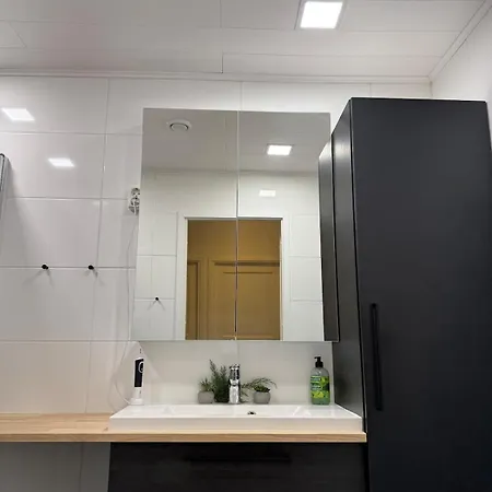 Cozy Private With Balcony, 10mins To Center, Free Parking