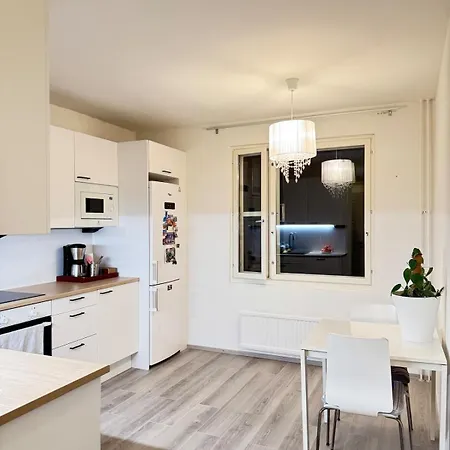 Apartment Cozy With Private Balcony In Prime Location Helsinki