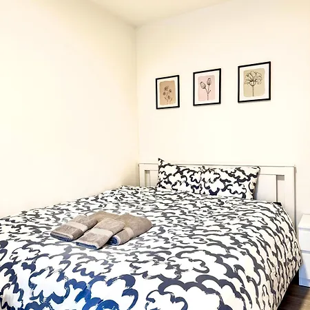 Apartment Cozy With Private Balcony In Prime Location *