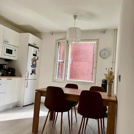 منزل للإقامة Cozy With Private Balcony In Prime Location