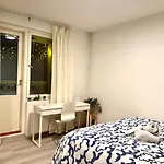 Huoneisto Cozy With Private Balcony In Prime Location *