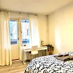 Huoneisto Cozy With Private Balcony In Prime Location Helsinki