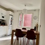 Huoneisto Cozy With Private Balcony In Prime Location