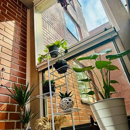 Cozy With Private Balcony In Prime Location * 헬싱키