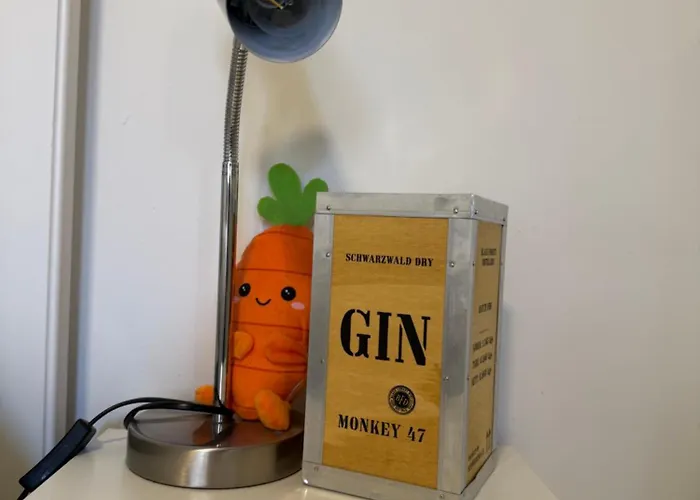 Apartment Cozy With Private Balcony In Prime Location *